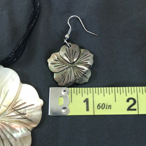 Shell necklace earrings set from Hawai’i - Picture 7 of 10